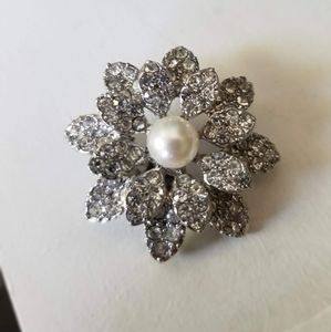 💎 JEWELLERY 2/$25💎 Vintage Flower Brooch